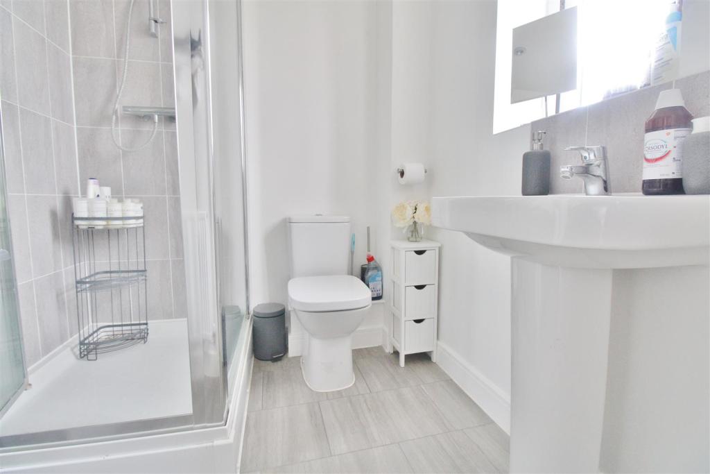 3 bedroom semidetached house for sale in Skippers Way, Walton On The Naze, CO14