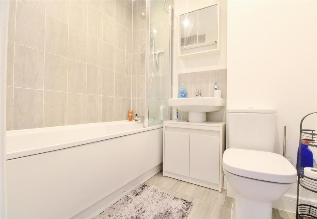 3 bedroom semidetached house for sale in Skippers Way, Walton On The Naze, CO14