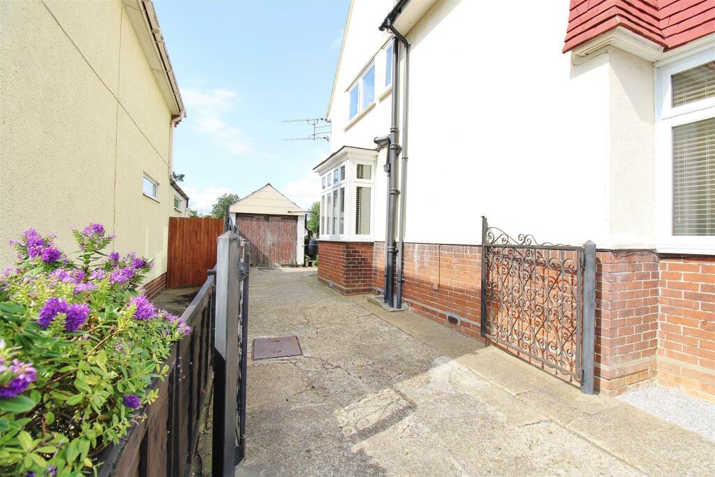 3 bedroom detached house for sale in Frinton Road, Kirby Cross, Frinton