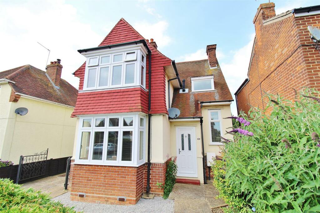 3 bedroom detached house for sale in Frinton Road, Kirby Cross, Frinton