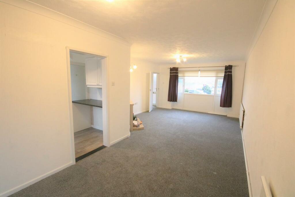 SemiDetached to rent on Gouldings Avenue, Walton On The Naze