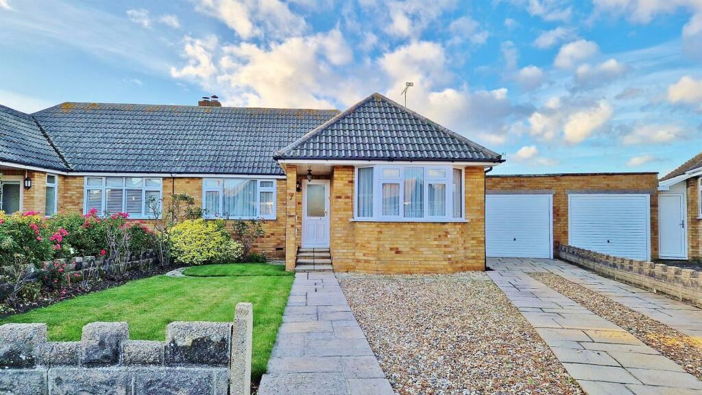 2 bedroom semidetached bungalow for sale in Quendon Way, FrintonOnSea, CO13