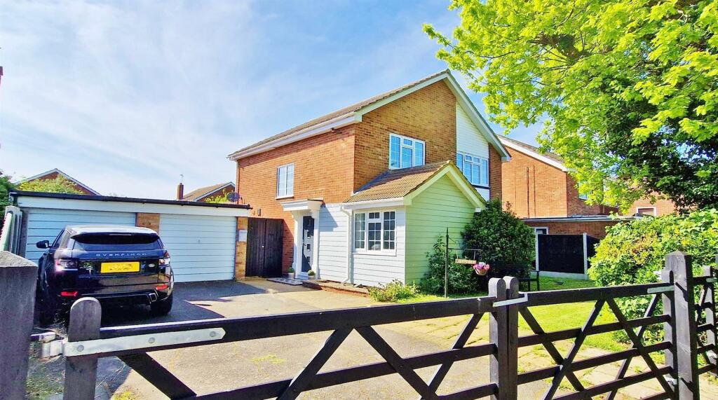 4 bedroom detached house for sale in Turpins Lane, FrintononSea, CO13