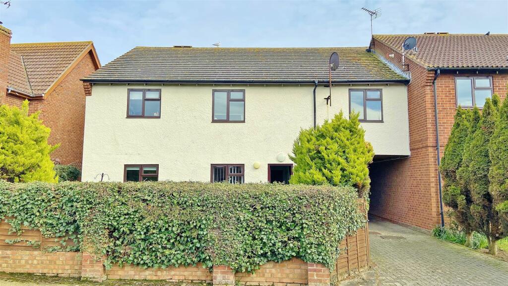 3 bedroom flat for sale in Old Parsonage Way, FrintonOnSea, CO13