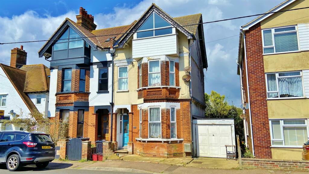 6 bedroom semidetached house for sale in Woodberry Way, Walton On The