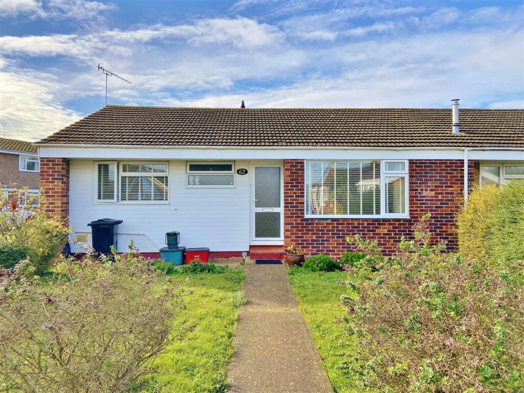 2 bedroom terraced bungalow for sale in Garden Road, Walton On The Naze