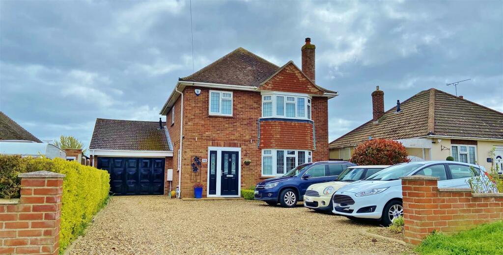 4 bedroom detached house for sale in Walton Road, FrintonOnSea, CO13