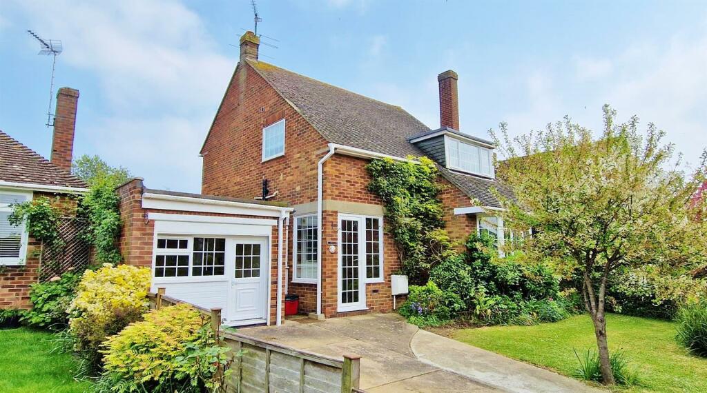 4 bedroom chalet for sale in Upper Second Avenue, FrintonOnSea, CO13
