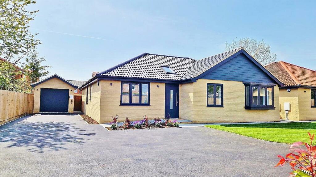 3 bedroom detached bungalow for sale in Thorpe Road, Kirby Cross, CO13
