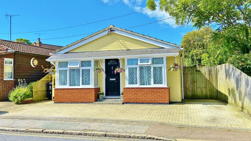 3 bedroom detached bungalow for sale in Kirby Road, Walton On The Naze
