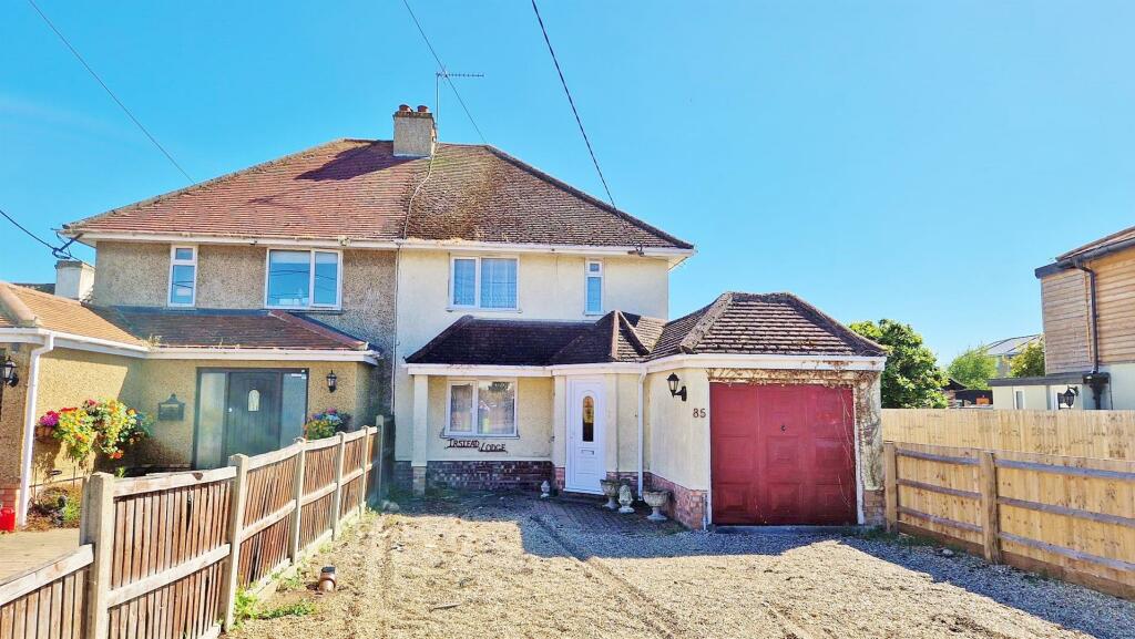 3 bedroom semidetached house for sale in Thorpe Road, Kirby Cross, CO13