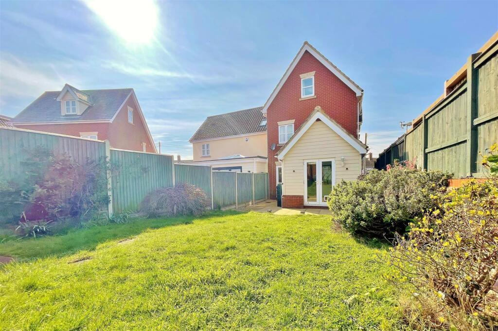 4 bedroom semidetached house for sale in Third Avenue, Walton On The