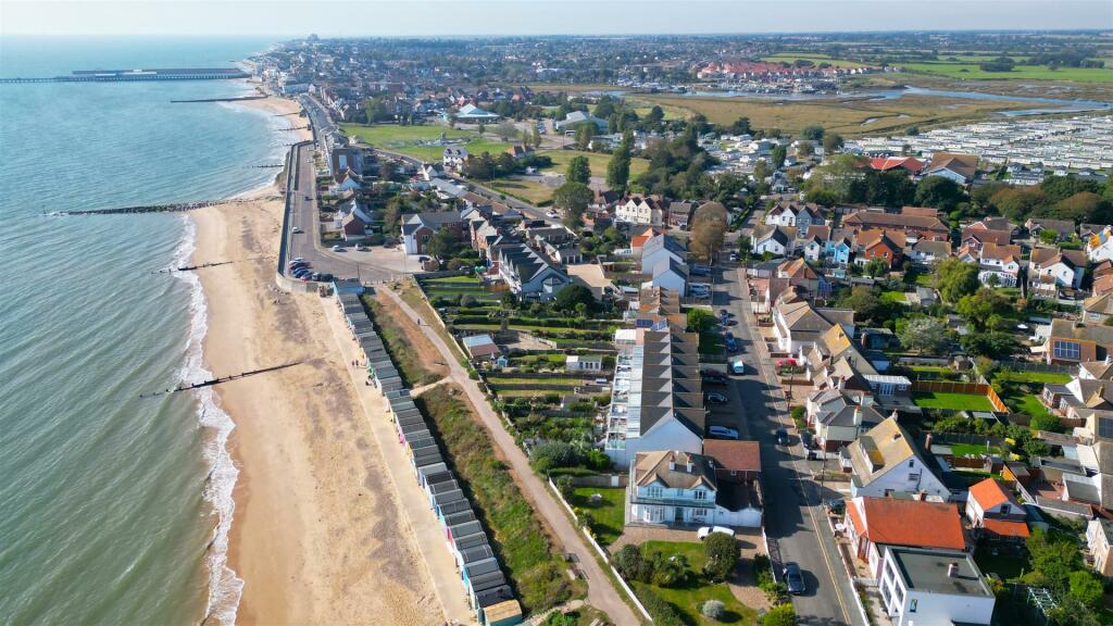 Additional property image - The Beach House, Green Lane, Walton On The Naze
