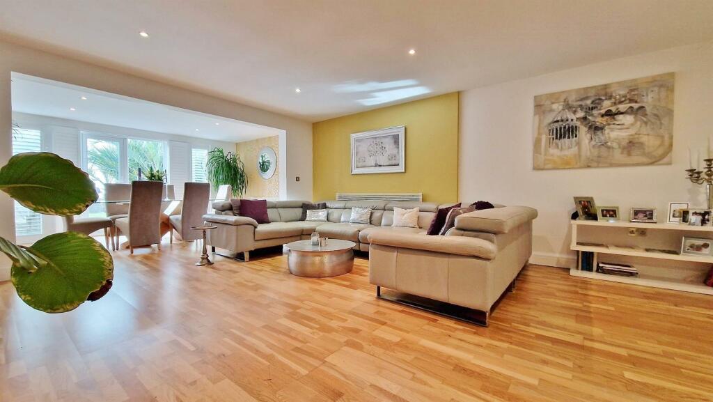 Additional property image - The Beach House, Green Lane, Walton On The Naze