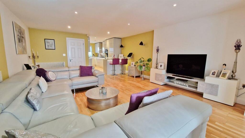 Additional property image - The Beach House, Green Lane, Walton On The Naze