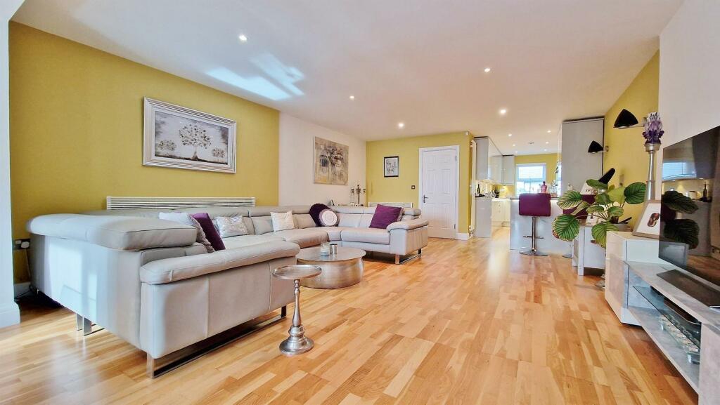 Additional property image - The Beach House, Green Lane, Walton On The Naze