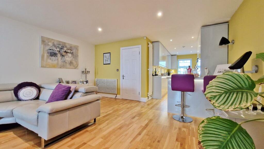 Additional property image - The Beach House, Green Lane, Walton On The Naze