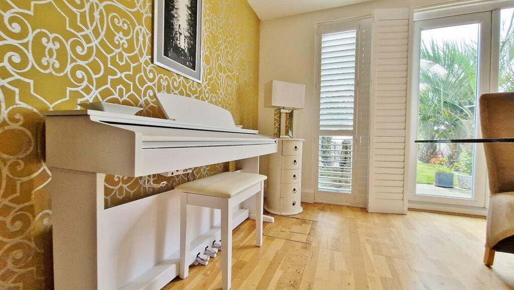 Additional property image - The Beach House, Green Lane, Walton On The Naze