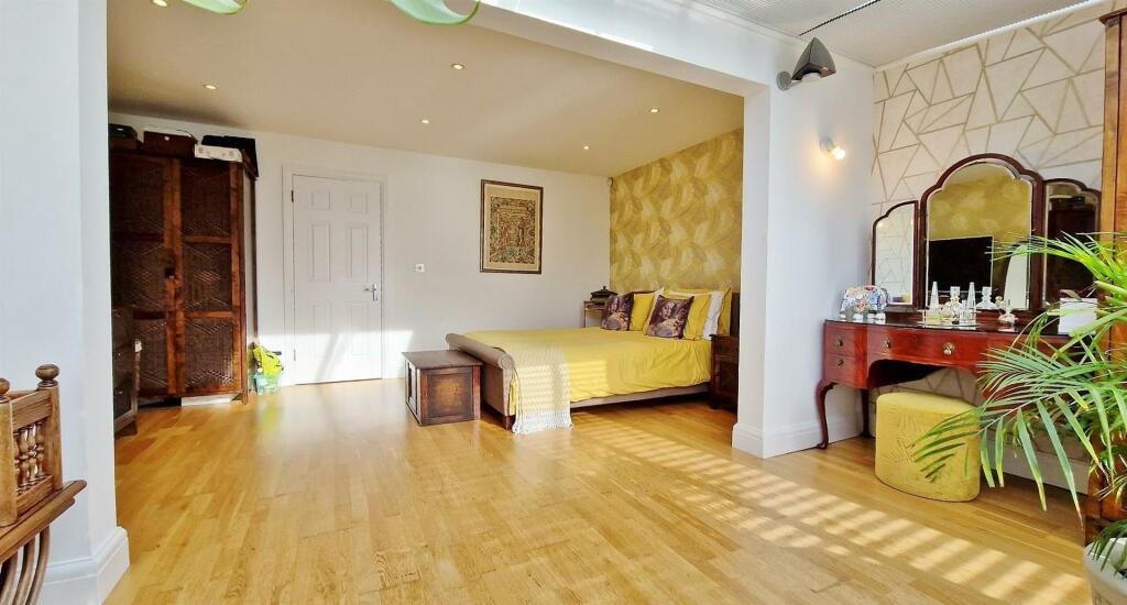Additional property image - The Beach House, Green Lane, Walton On The Naze