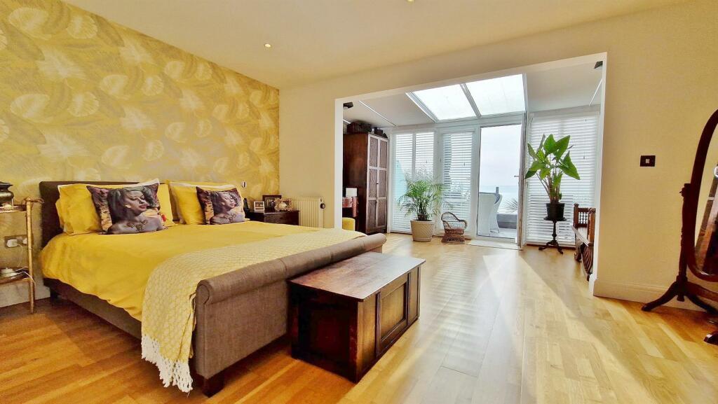 Additional property image - The Beach House, Green Lane, Walton On The Naze