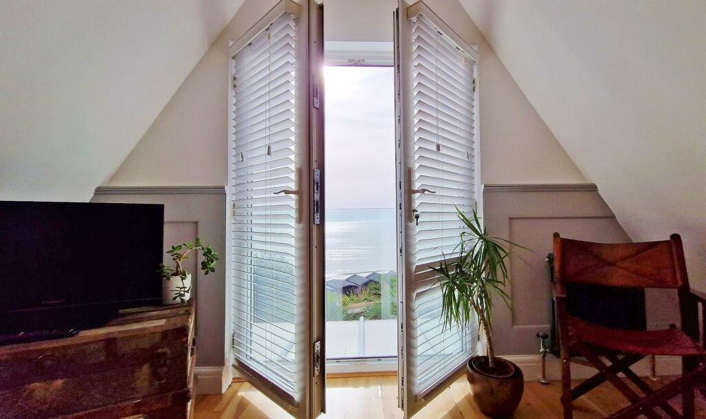 Additional property image - The Beach House, Green Lane, Walton On The Naze