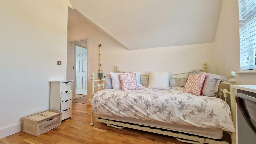 Additional property image - The Beach House, Green Lane, Walton On The Naze