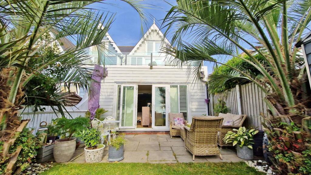 Additional property image - The Beach House, Green Lane, Walton On The Naze