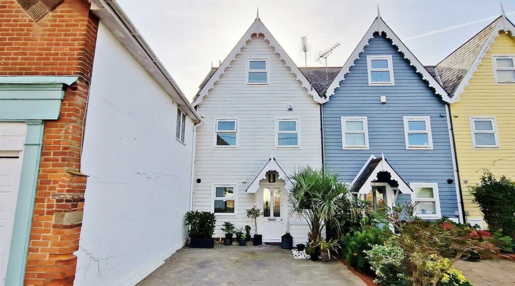 Additional property image - The Beach House, Green Lane, Walton On The Naze