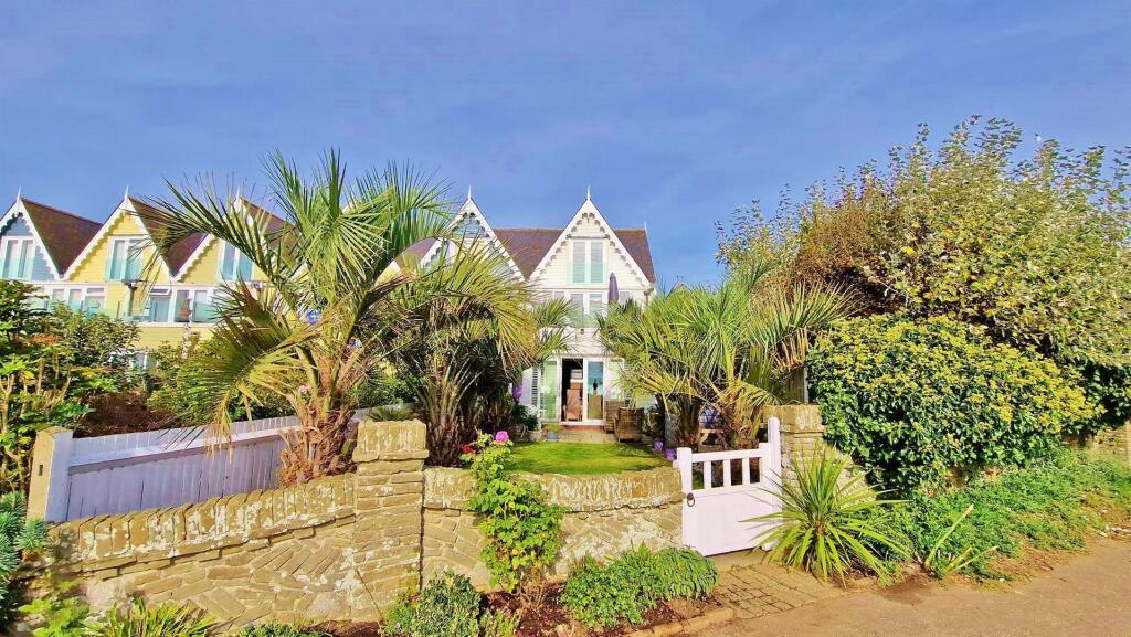 Additional property image - The Beach House, Green Lane, Walton On The Naze