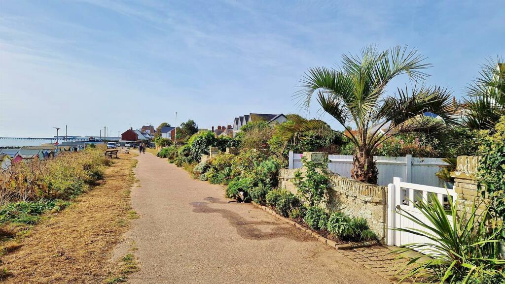 Additional property image - The Beach House, Green Lane, Walton On The Naze