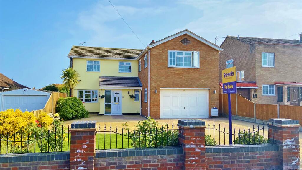 4 bedroom detached house for sale in Kirby Road, Walton On The Naze, CO14