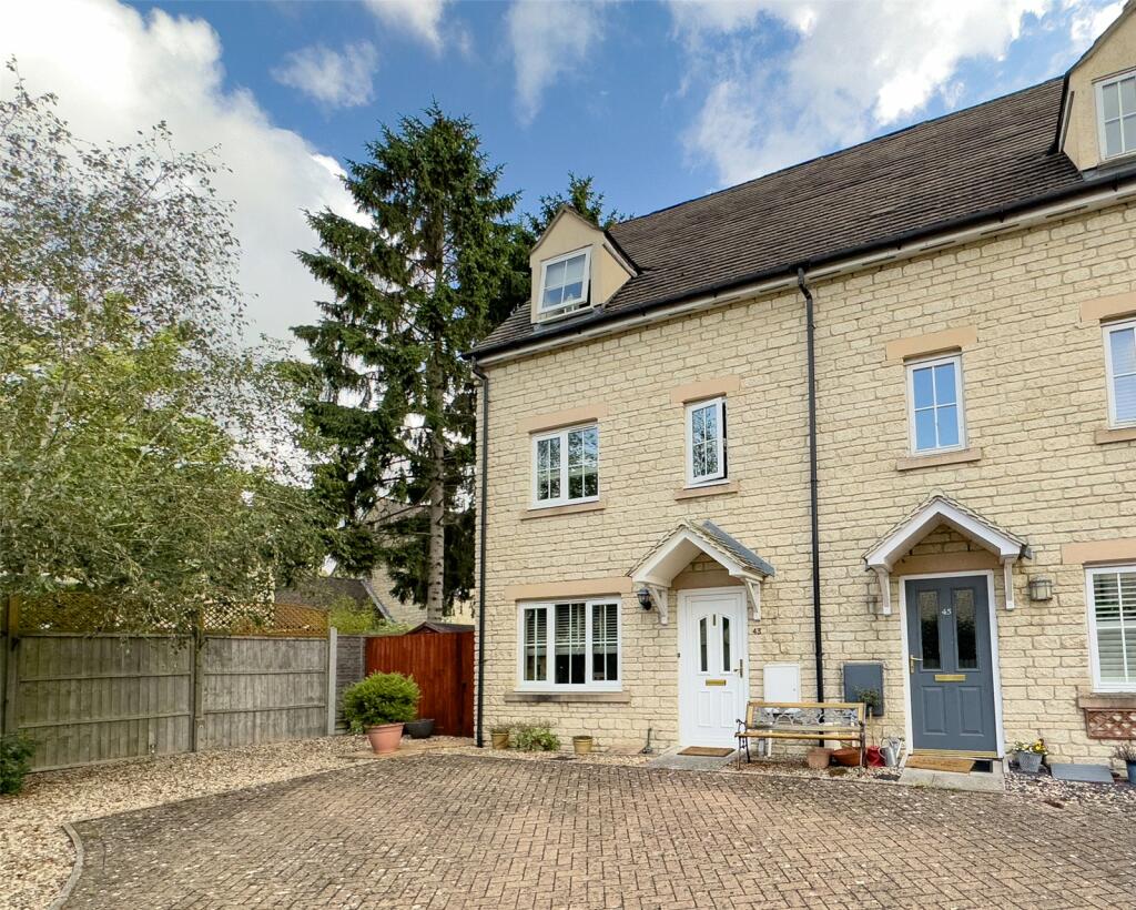 3 bedroom end of terrace house for sale in Westcote Close, Witney, Oxfordshire, OX28