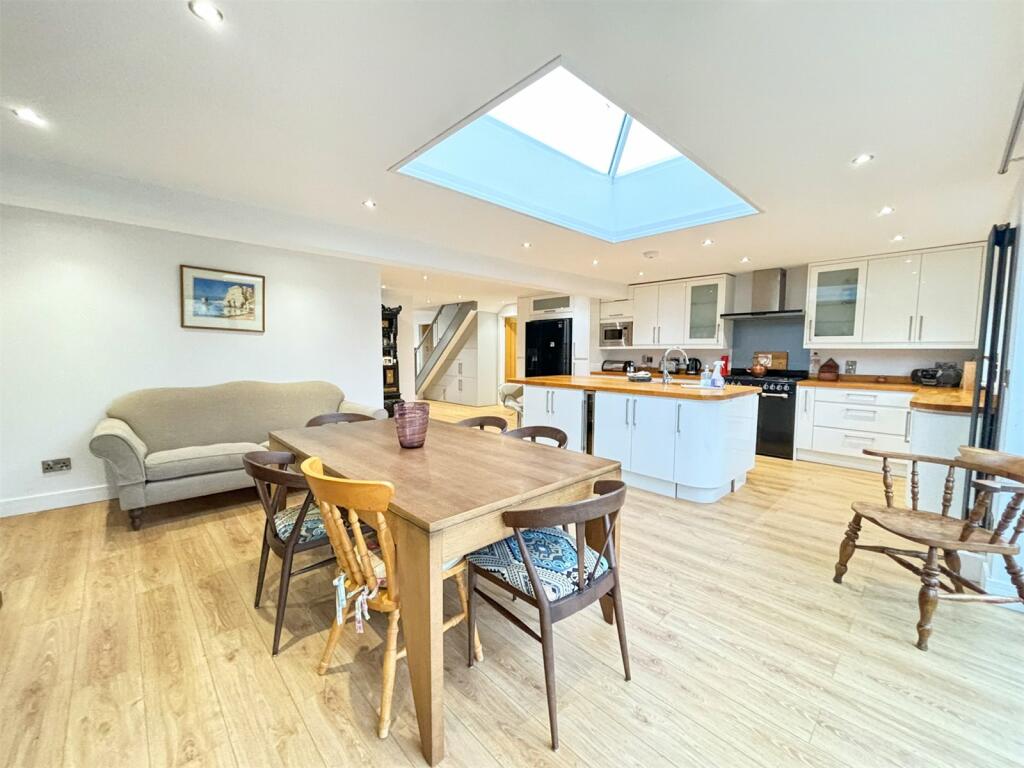 5 bedroom detached house for sale in Aston Road, Bampton, Oxfordshire, OX18