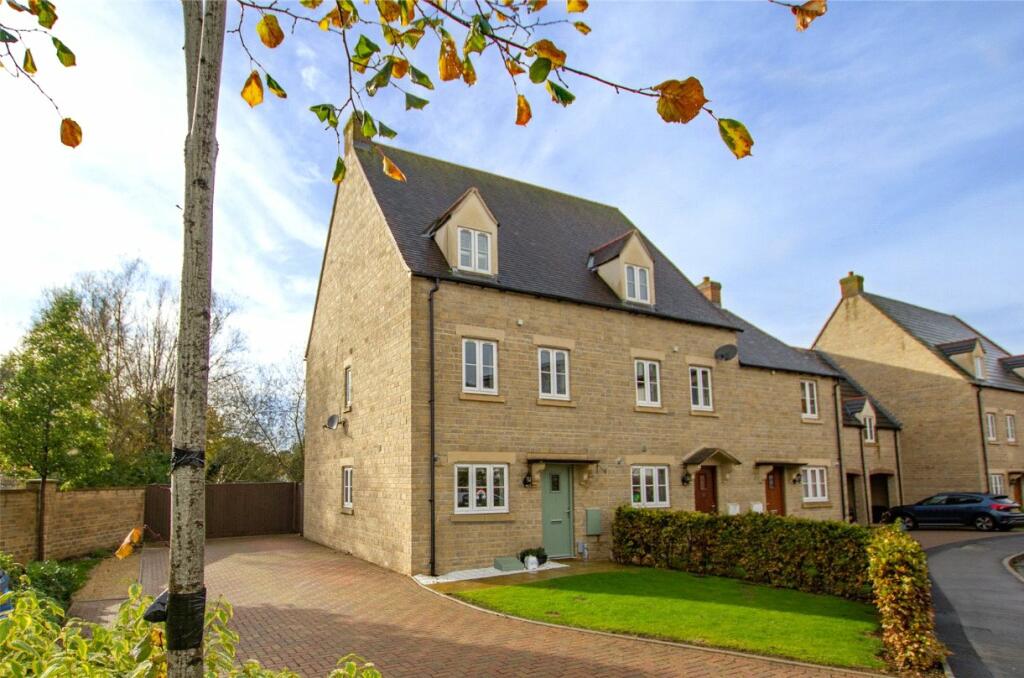 3 bedroom end of terrace house for sale in Buttercross Lane, Witney, Oxfordshire, OX28