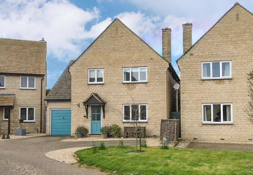 4 bedroom detached house for sale in High House Close, Clanfield