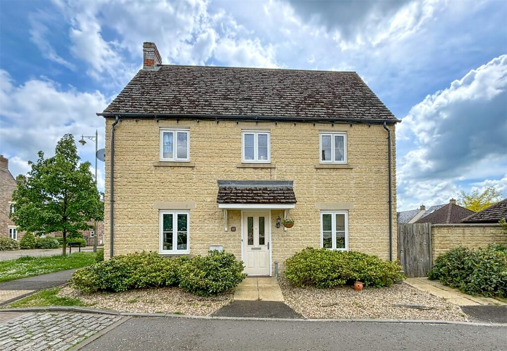 3 bedroom end of terrace house for sale in Flax Crescent, Shilton Park