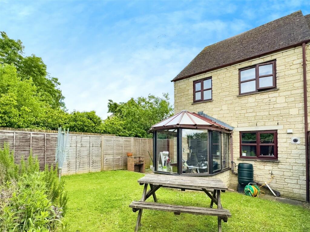 3 bedroom end of terrace house for sale in Stow Avenue, Witney