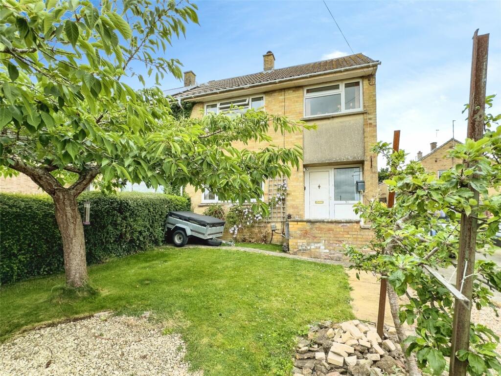 3 bedroom semidetached house for sale in Schofield Avenue, Witney