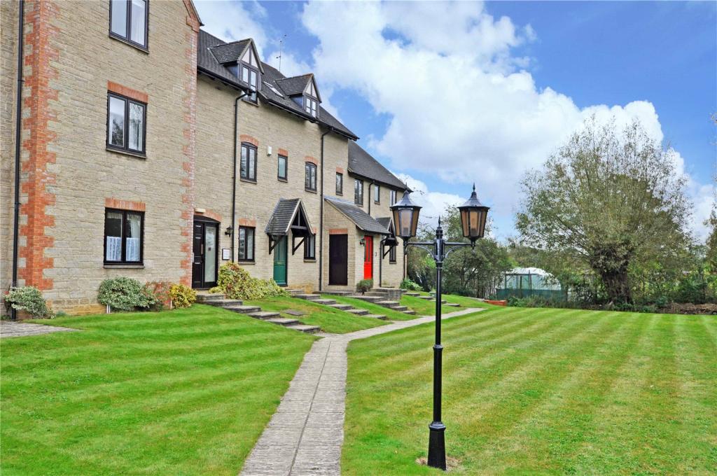 2 bedroom apartment for rent in Lakeside, Ducklington Lane, Witney