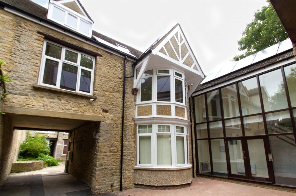 Studio flat for rent in High Street, Witney, Oxfordshire, OX28