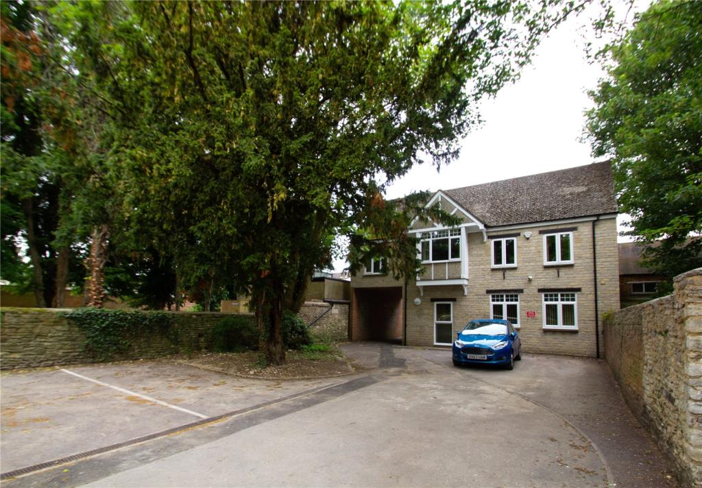 Studio flat for rent in High Street, Witney, Oxfordshire, OX28