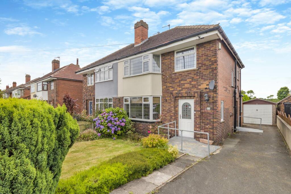 3 bedroom semidetached house for sale in East View, Gildersome, LS27