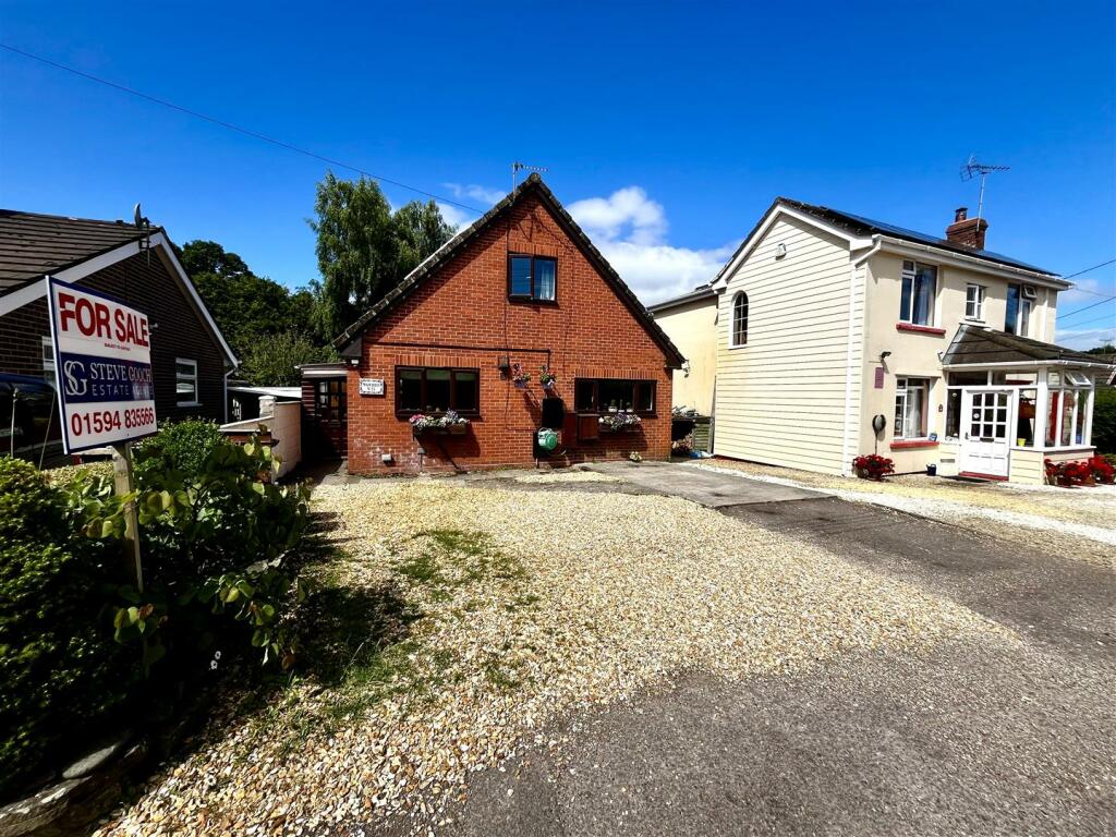 3 bedroom detached house for sale in Marians Walk, Berry Hill, Coleford