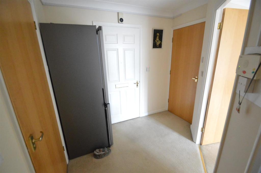 1 bedroom retirement property for sale in Brighton Road, Coulsdon, CR5