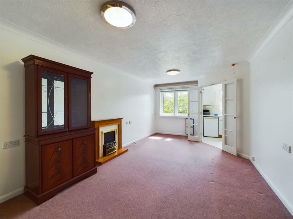 Additional property image - Brighton Road, Coulsdon