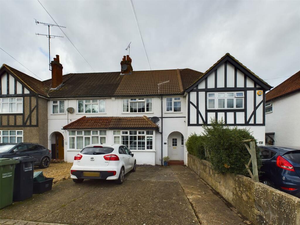 3 bedroom terraced house for sale in Chipstead Valley Road, Coulsdon, CR5