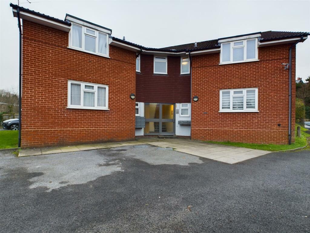 Studio flat for sale in 2a Reddown Road, Coulsdon, CR5