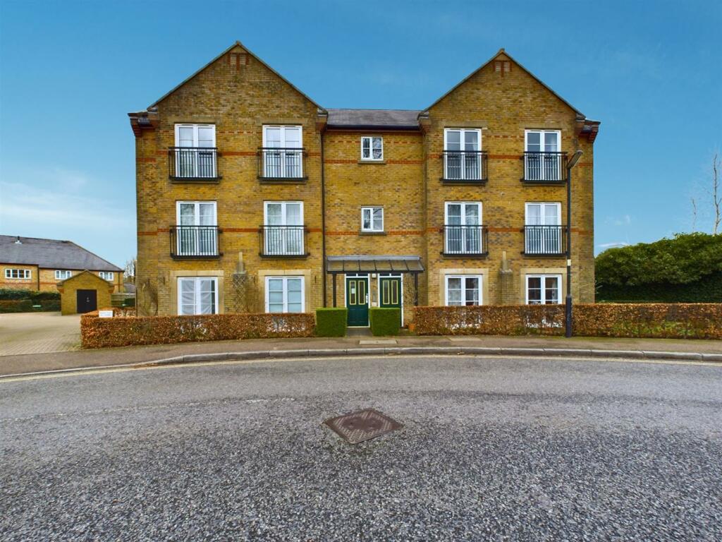 2 bedroom flat for sale in Coldstream Road, Caterham, CR3
