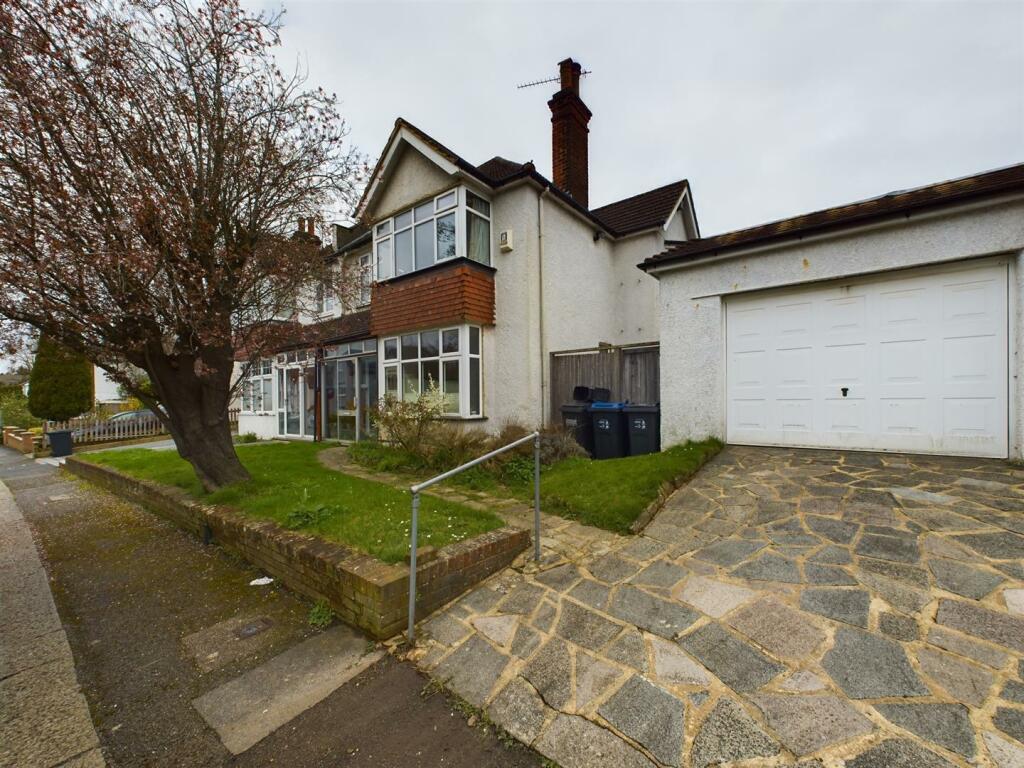 4 bedroom semidetached house for sale in Reddown Road, Coulsdon, CR5