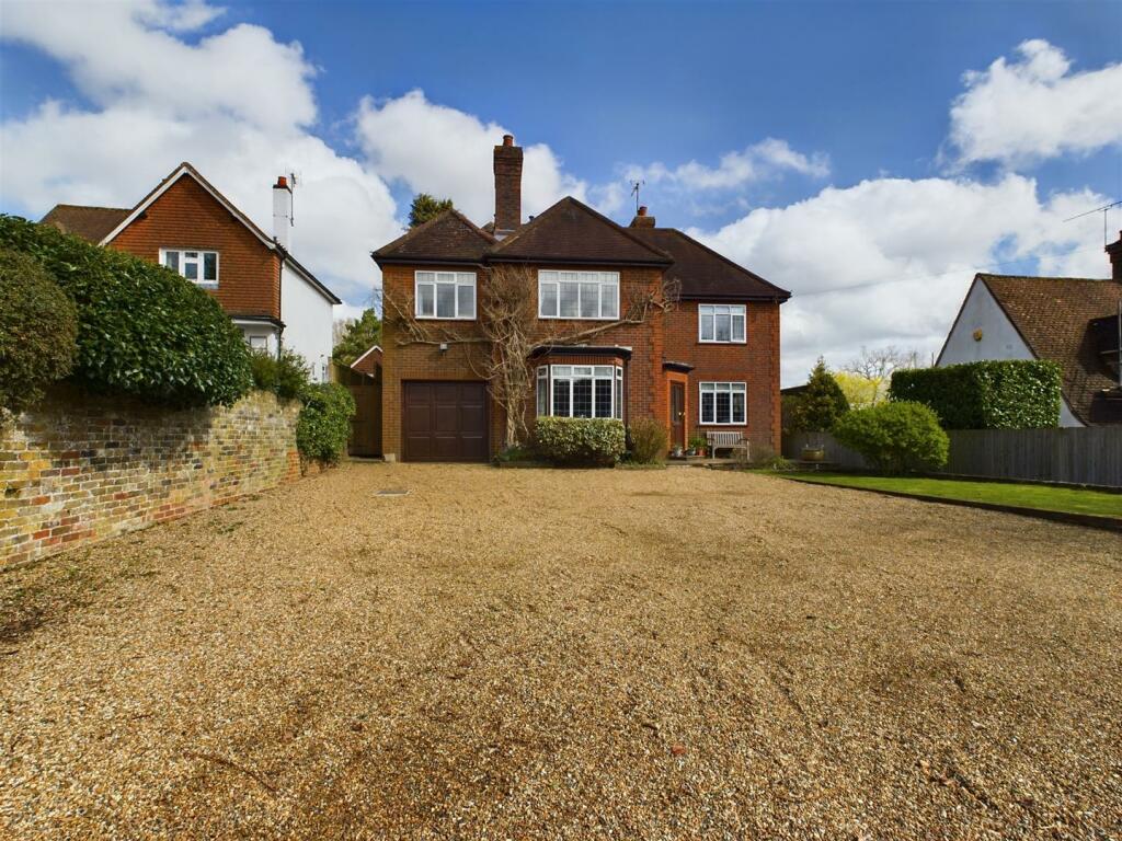 4 bedroom detached house for sale in Church Lane, Coulsdon, CR5